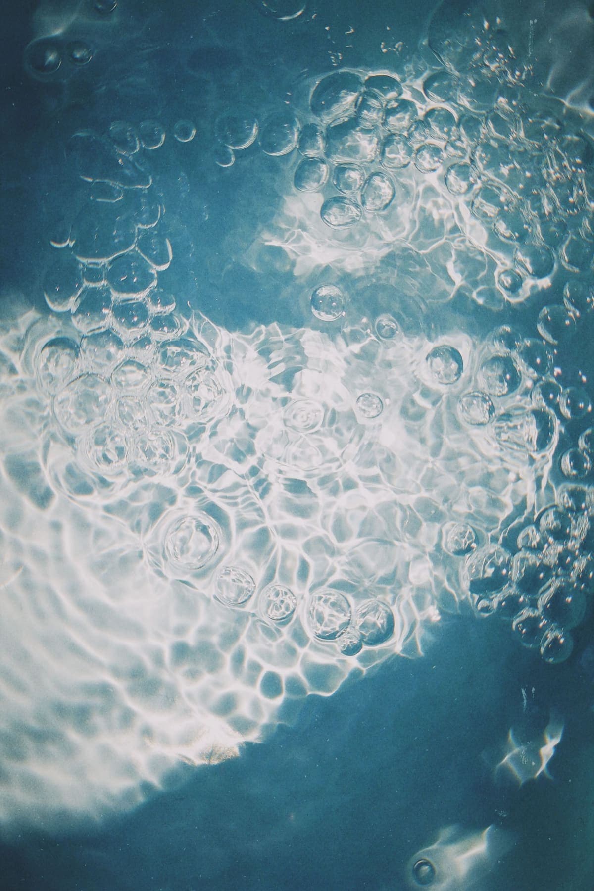 Bulles d'air et reflets à la surface de l'eau