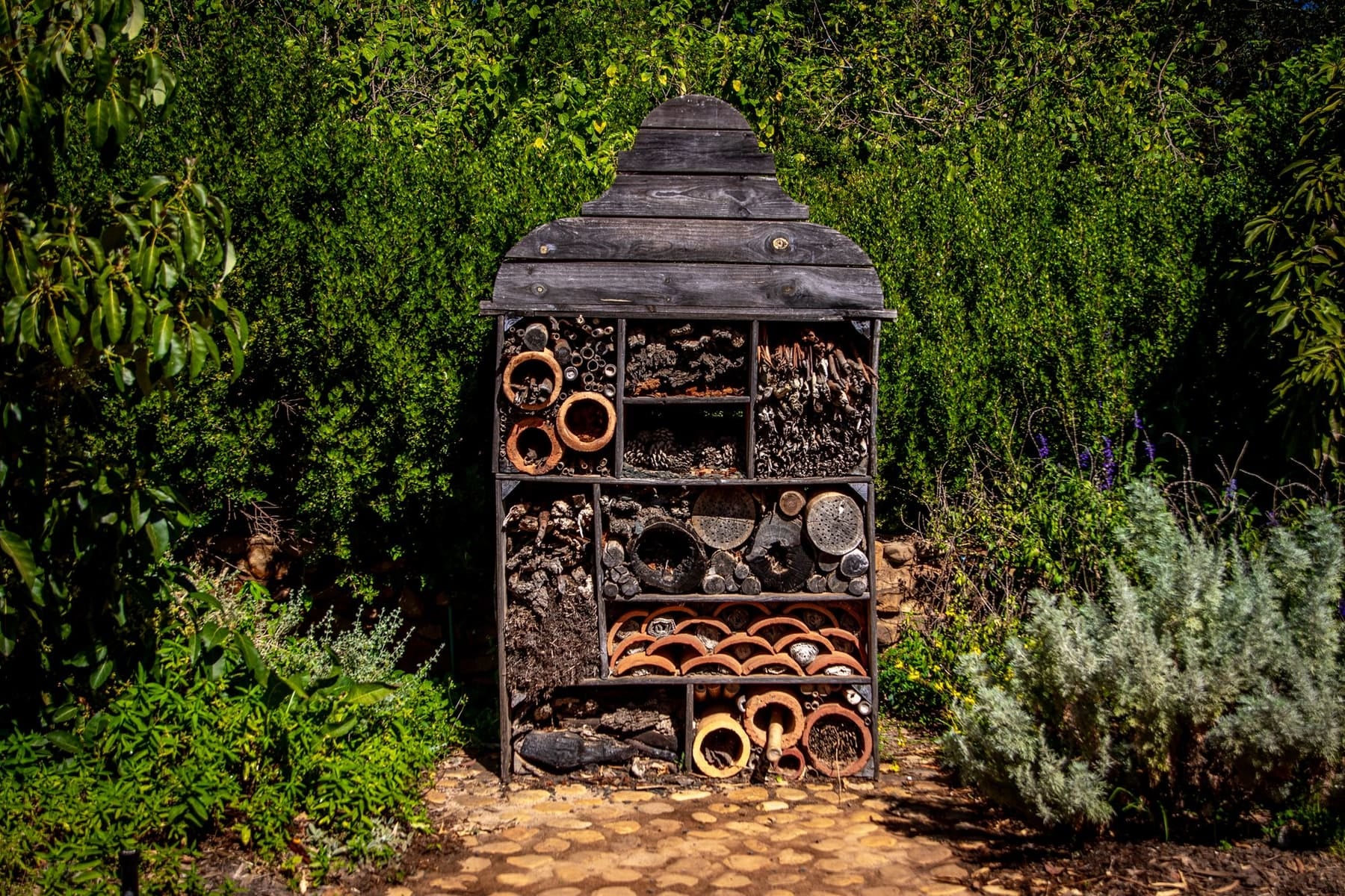 Grand hôtel à insectes dans un jardin
